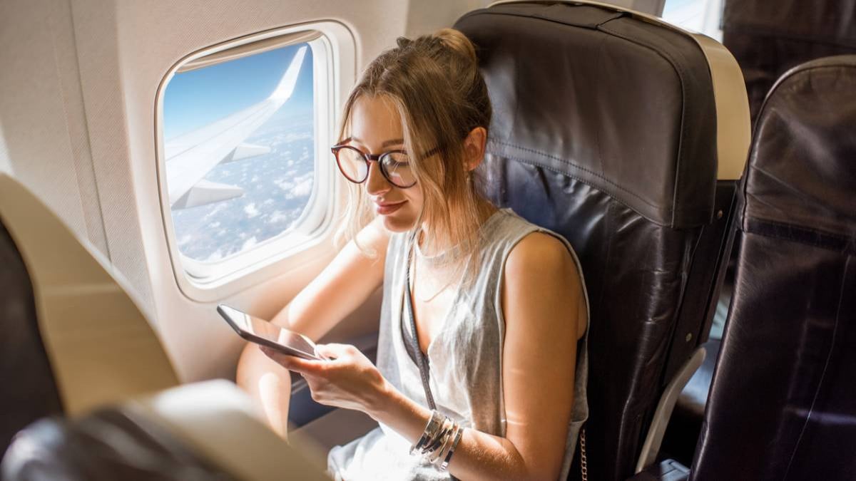 Passagère sur son smartphone dans l'avion