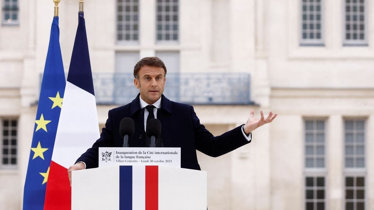 Emmanuel Macron tacle l'écriture inclusive lors d'un discours, sous les applaudissements du public