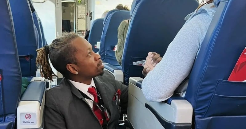 La photo de ce steward réconfortant une passagère anxieuse est devenue virale sur les réseaux sociaux