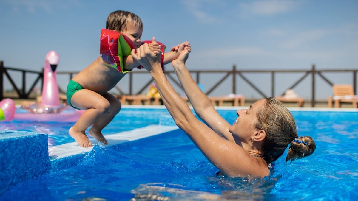Sa fillette de 2 ans se baigne torse nu dans une piscine publique, on lui indique que « la nudité n'est pas autorisée »