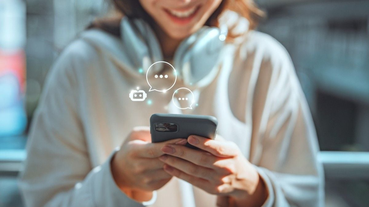 Une femme discute sur son téléphone