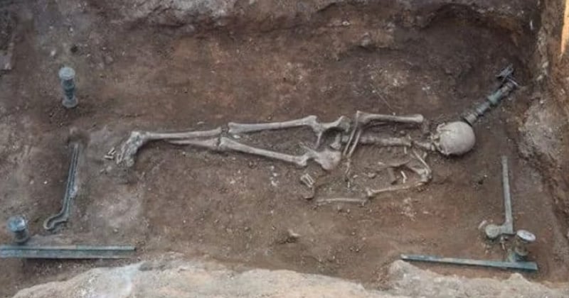 Un mystérieux squelette d'une femme entouré de sirènes retrouvé dans une tombe vieille de 2000 ans