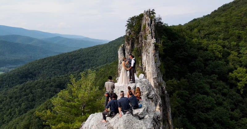 Un couple escalade une montagne pour se marier au sommet, les images valent le détour 