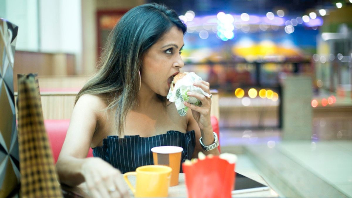 Une cliente mécontente humilie une serveuse en lui jetant de la nourriture au visage, mais le karma va s'occuper d'elle