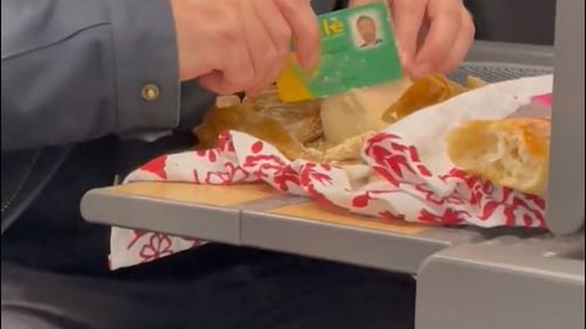 Vidéo : il tartine du foie gras avec sa carte vitale dans un train, les internautes sont choqués