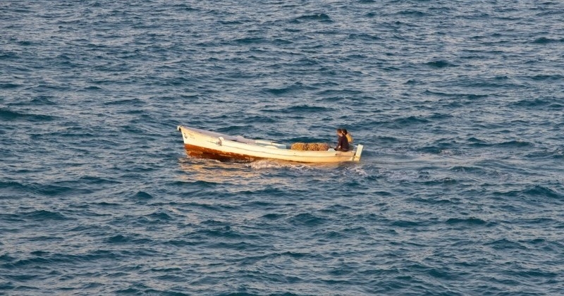 Son bateau coule dans l'océan, il survit pendant 11 jours dans... un congélateur