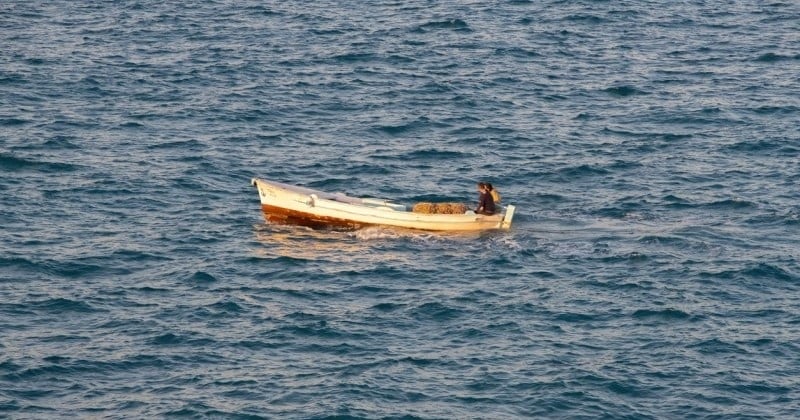 Son bateau coule dans l'océan, il survit pendant 11 jours dans... un congélateur