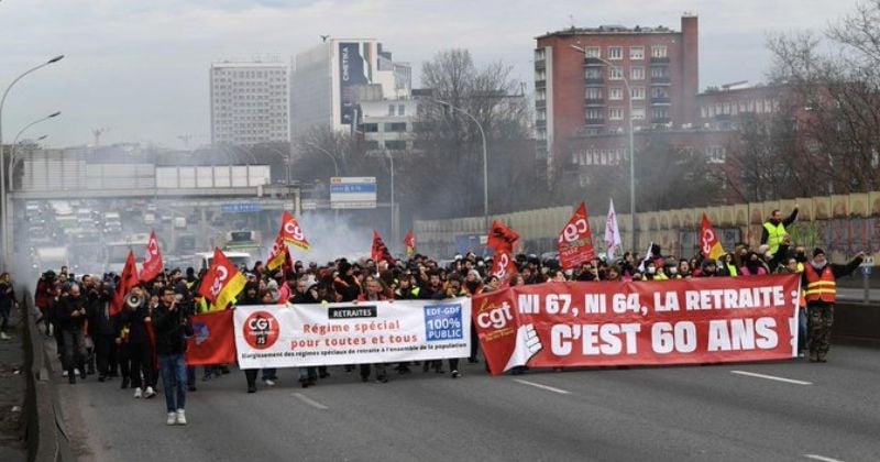 Le périphérique parisien bloqué par la CGT, au lendemain du déclenchement du 49.3 pour la réforme des retraites