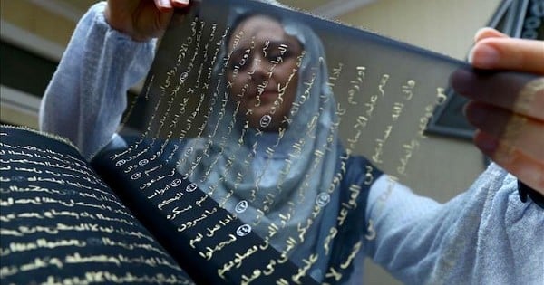 Cette artiste a passé 3 ans à écrire le Coran avec de l'or sur des feuilles de soie, et le résultat, sublime, vaut le coup d'œil !