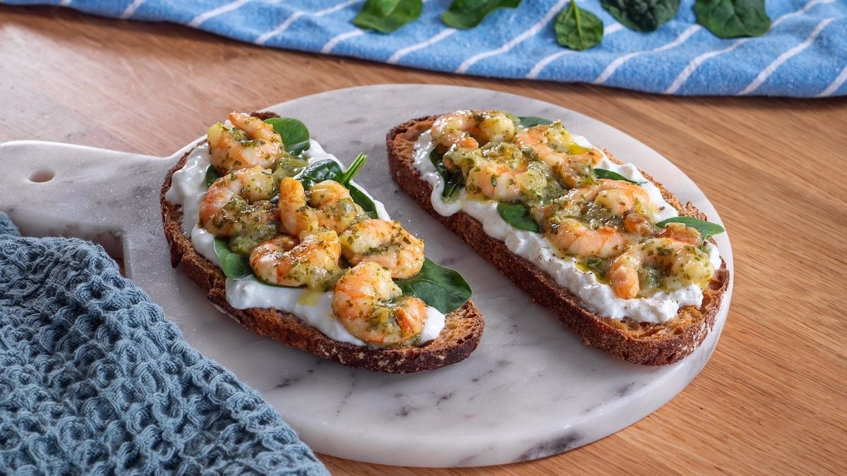 Craquez pour ces bruschettas à la stracciatella et crevettes ail et fines herbes, une recette express et gourmande !