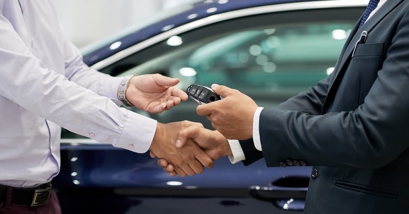 Il loue une voiture neuve pour une journée et la rend... avec 23 000 km au compteur