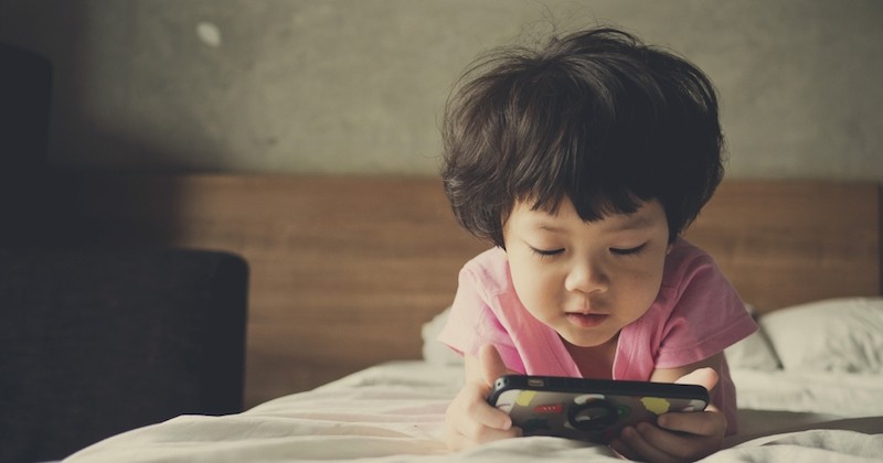 Un enfant qui regarde un écran tôt le matin a plus de risques de développer des troubles du langage
