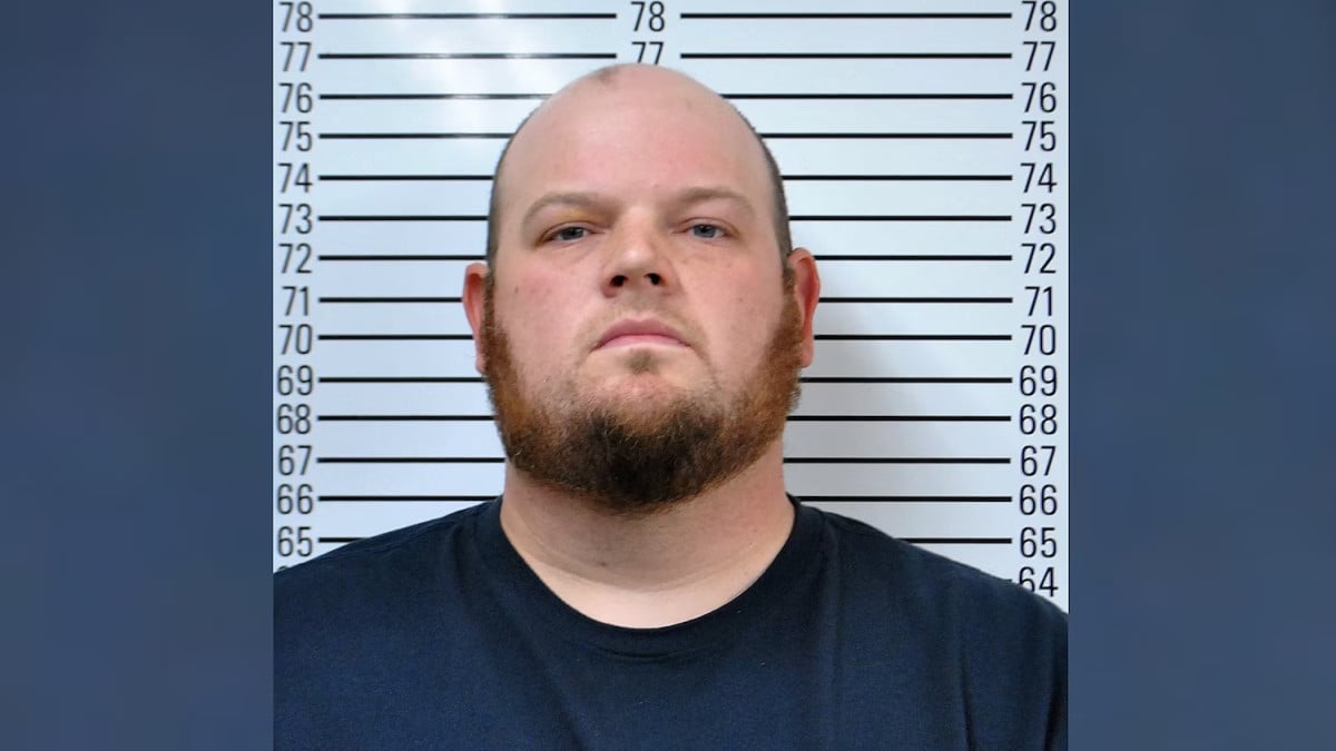 Il reçoit une arme à feu à Noël, l'essaie dans son jardin... et tue accidentellement sa voisine