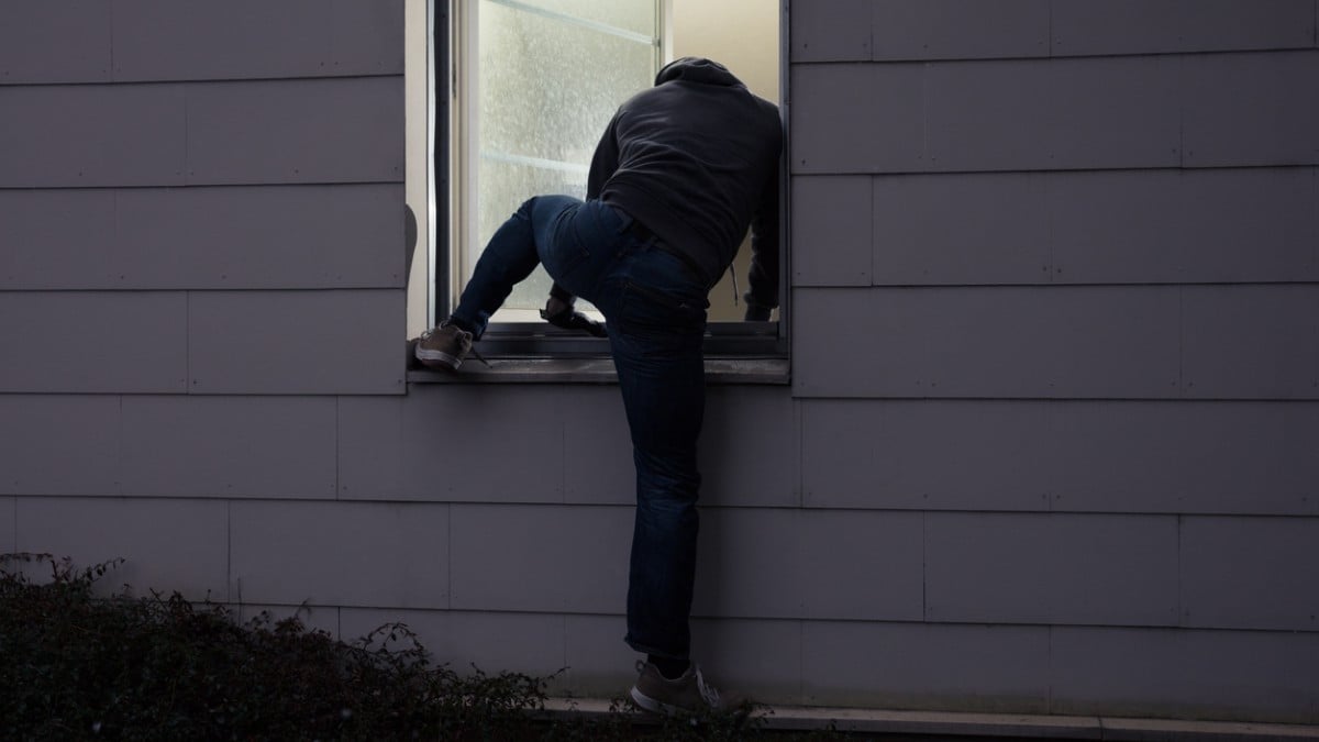 Un cambrioleur entre dans une maison