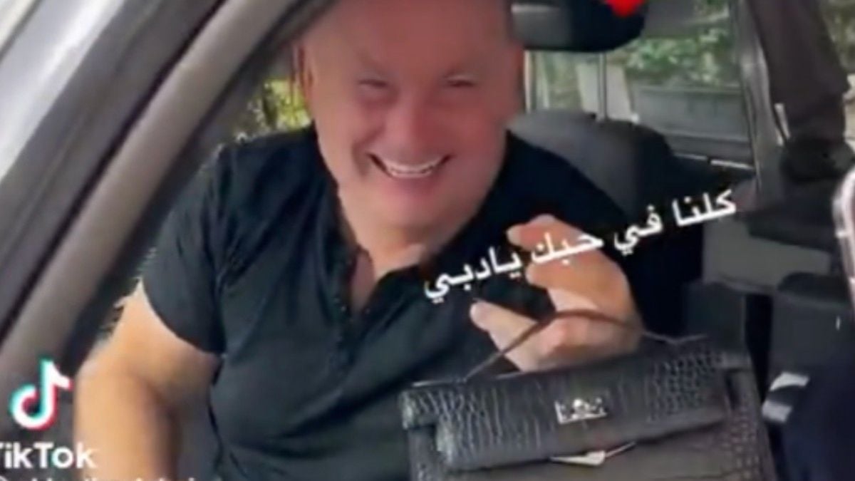 Un chauffeur de taxi restitue un sac de luxe à sa cliente, elle lui offre un voyage pour le remercier 