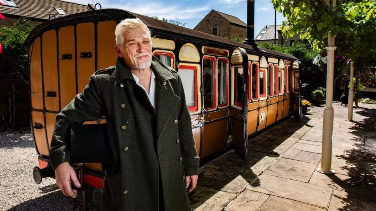 Il transforme un wagon de train abandonné en un superbe Airbnb, les clients l'adorent