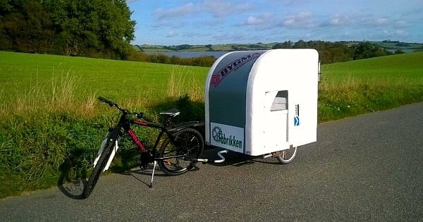 Un vélo camping-car qui vous permet de parcourir le monde en tirant votre maison derrière vous... Absolument énorme !