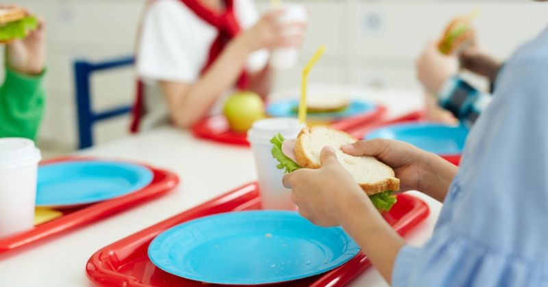 Des parents affirment que leur enfant a été contraint de manger dans une... poubelle de table, à la cantine