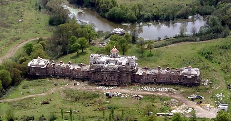 Abandonnée depuis 36 ans, cette gigantesque demeure est plus grande que Buckingham Palace