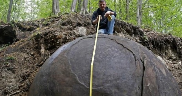 Une sphère mystérieuse géante, découverte en Bosnie, soulève les spéculations les plus folles quant à son origine...