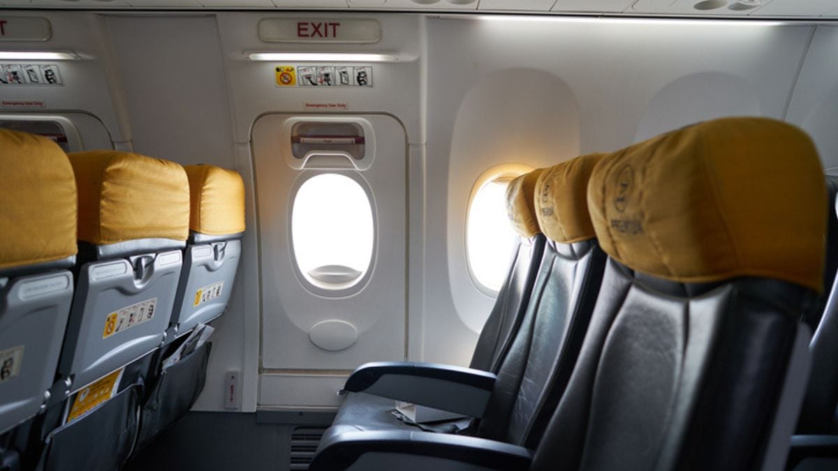 Elle prend l'avion pour la première fois et... ouvre l'issue de secours en croyant ouvrir la porte des toilettes