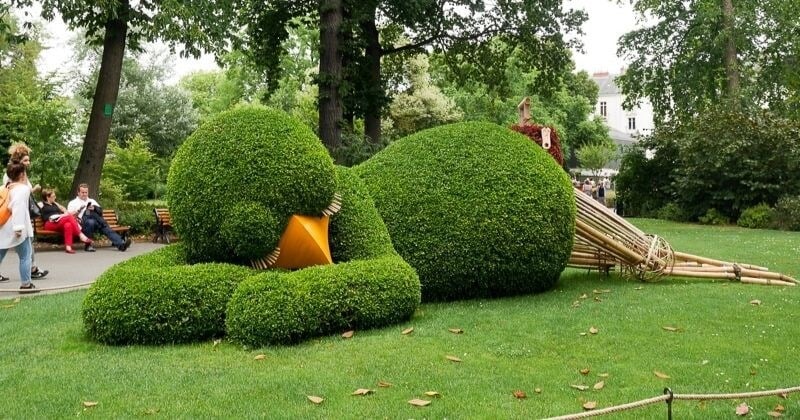 Claude Ponti donne vie aux espaces verts avec des sculptures topiaires aussi bluffantes que réalistes