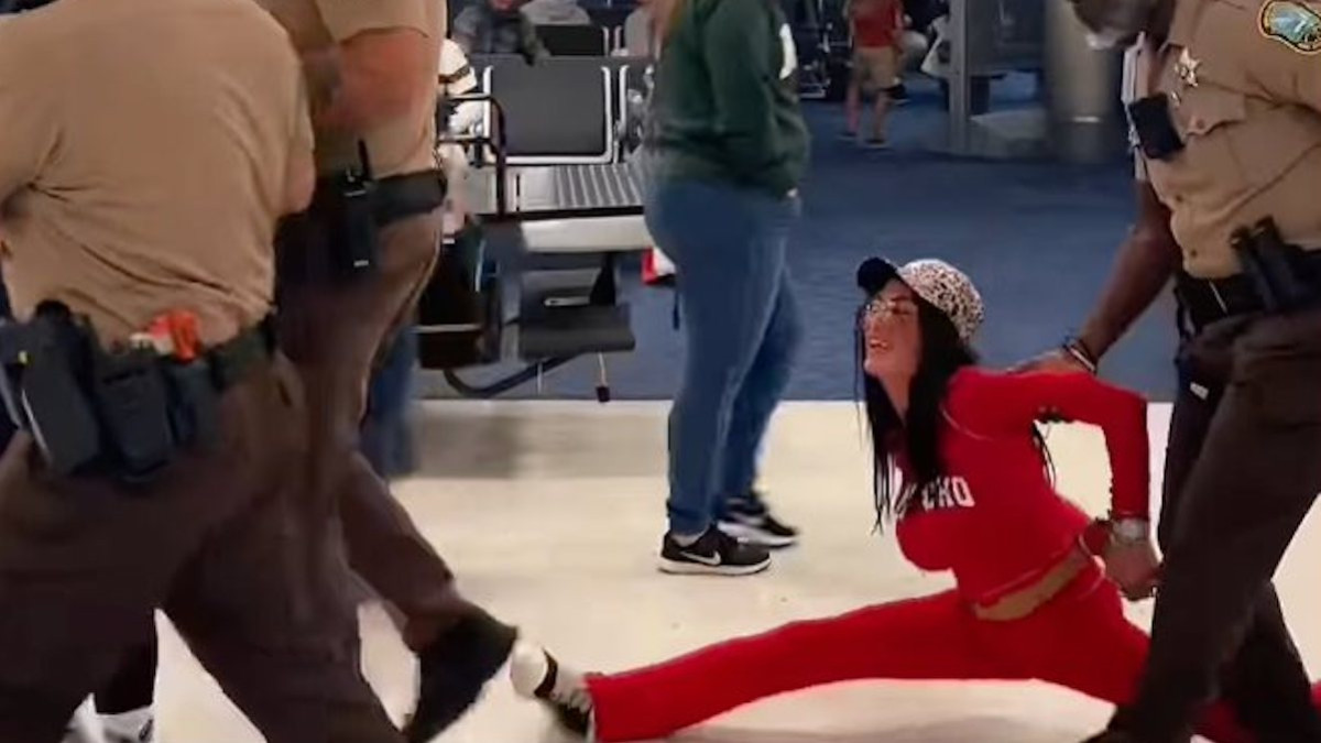 Ivres, deux stars OnlyFans sèment la zizanie dans un avion, la police les expulse et les met en prison