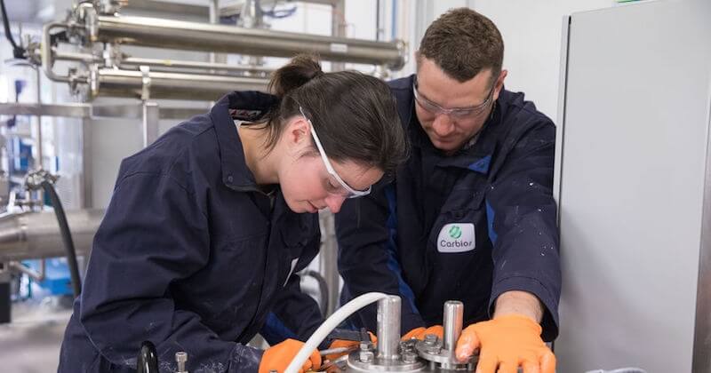 Une start-up française a créé une enzyme capable de recycler le plastique à l'infini