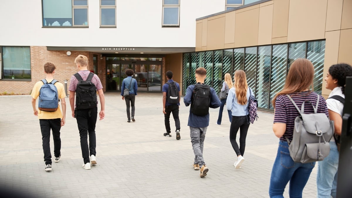 «Une profonde injustice» : un lycéen de 16 ans exclu de son école à cause de... ses cheveux