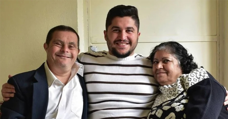 Ce père trisomique dont le fils est devenu médecin prouve qu'avec beaucoup d'amour, tout est possible