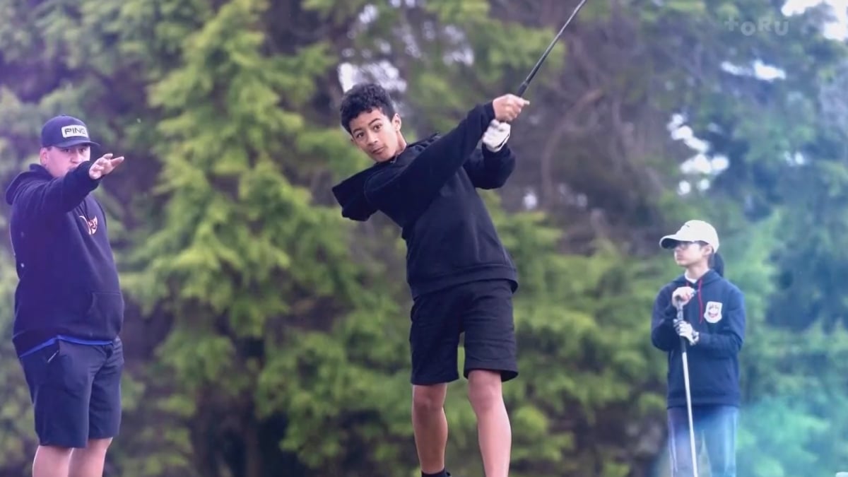 Un jeune garçon autiste de 12 ans remporte un tournoi de golf, avec seulement deux semaines d'expérience
