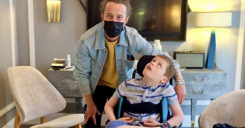Grâce à l'association Rêves, ce garçon polyhandicapé a vu son vœu se réaliser en rencontrant Julien Doré, dont il est fan