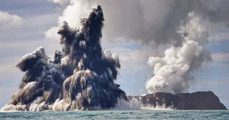 Îles Tonga : les images impressionnantes de l'éruption d'un volcan sous-marin qui a entraîné un tsunami