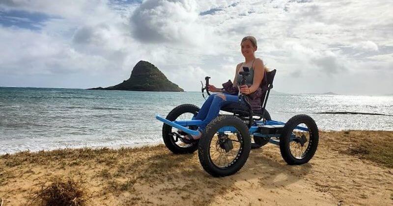 Il conçoit un fauteuil roulant tout-terrain à sa femme paralysée pour qu'elle puisse enfin aller partout	