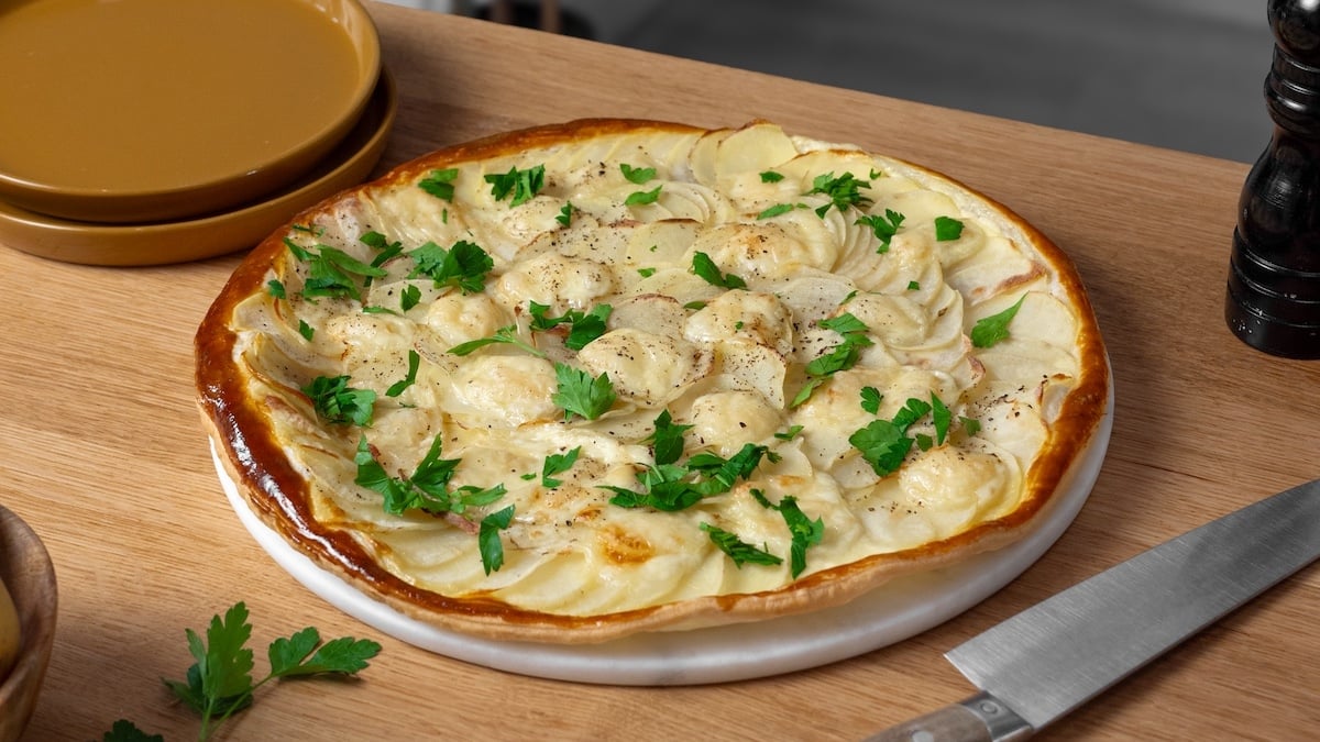 La tarte fine aux pommes de terre et à la raclette, la recette parfaite pour un dîner réconfortant et gourmand !