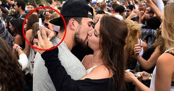 22 photos flippantes sur notre addiction aux smartphones : la 12, franchement, c'est abusé !