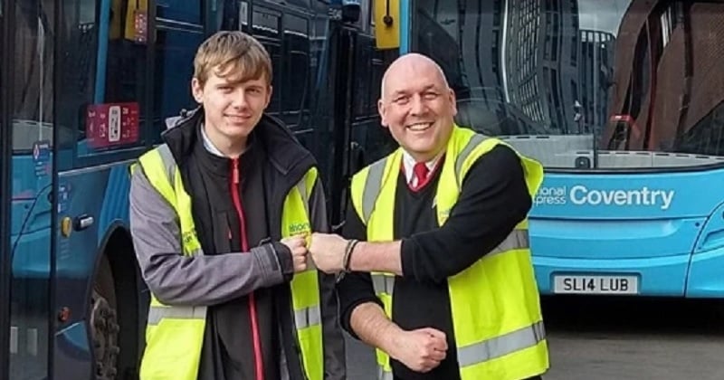 À seulement 18 ans, ce Britannique est le plus jeune chauffeur de bus du Royaume-Uni et conduit avec son papa