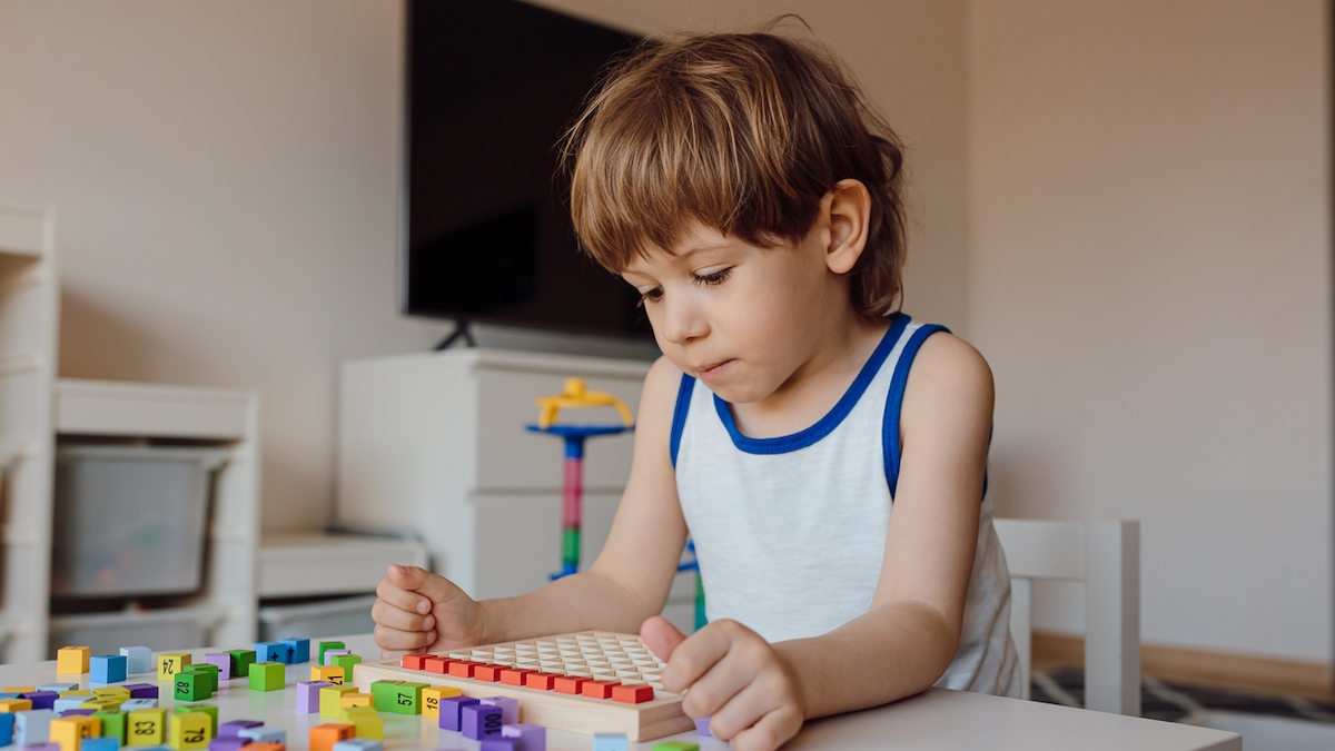 Une maman découvre que son fils autiste est séparé des autres en classe avec un paravent face à lui