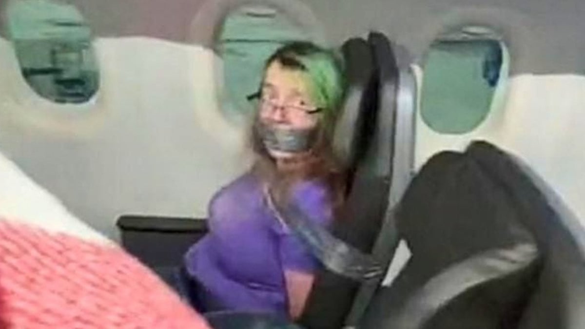 Capture d'écran montrant la passagère scotchée à un siège 