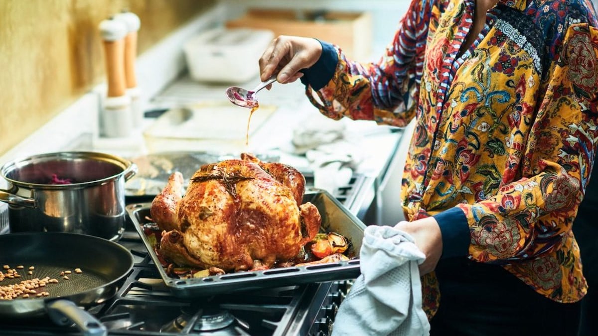 Elle fait payer 115 euros à ses invités pour le repas de Noël et explique pourquoi