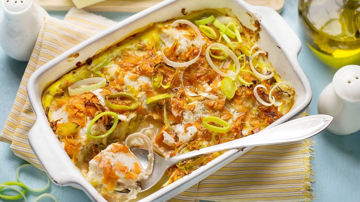 Simple, pas cher et réconfortant : le gratin de poireaux, pommes de terre et saumon pour 4 personnes