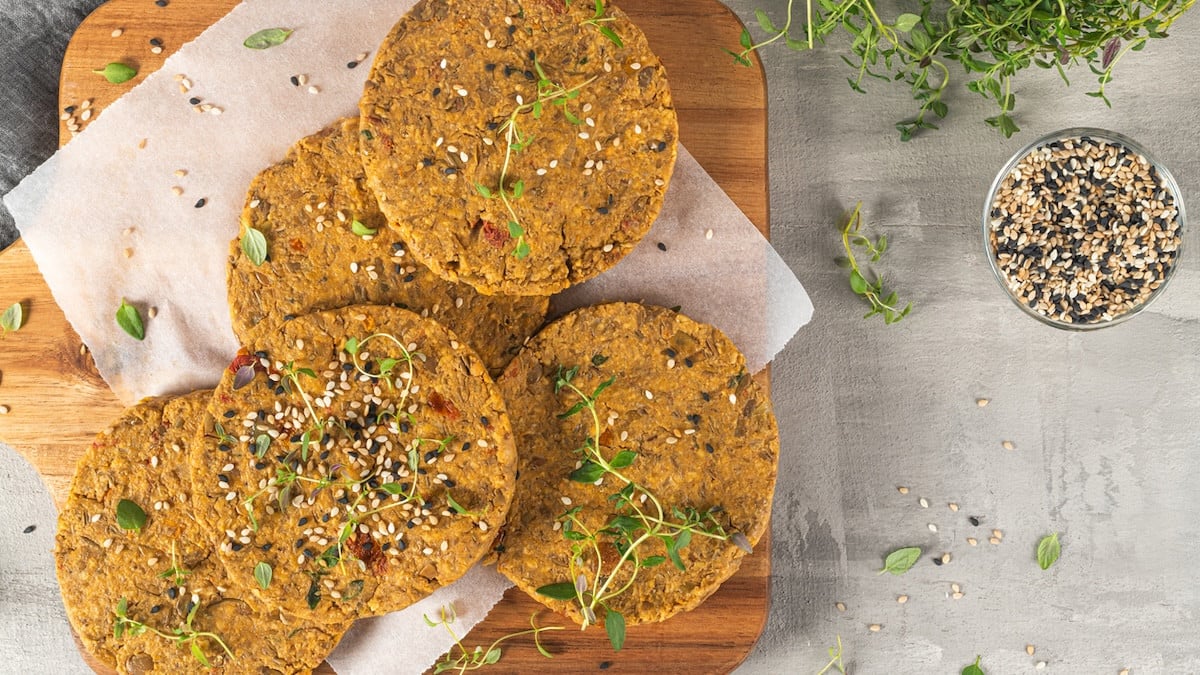 Galettes croustillantes de pois chiches spéciales burgers : la recette végétarienne pour 4 personnes