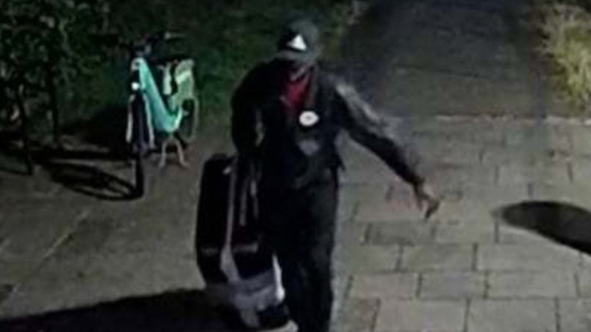 Ils aident un homme à transporter de lourdes valises sans savoir qu'elles contiennent des... restes humains 