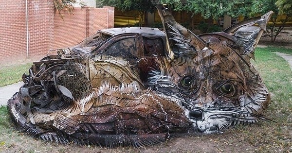 Avec des déchets trouvés dans la rue, un artiste dénonce la pollution en créant des sculptures géantes d'animaux... Découvrez 32 de ses œuvres !