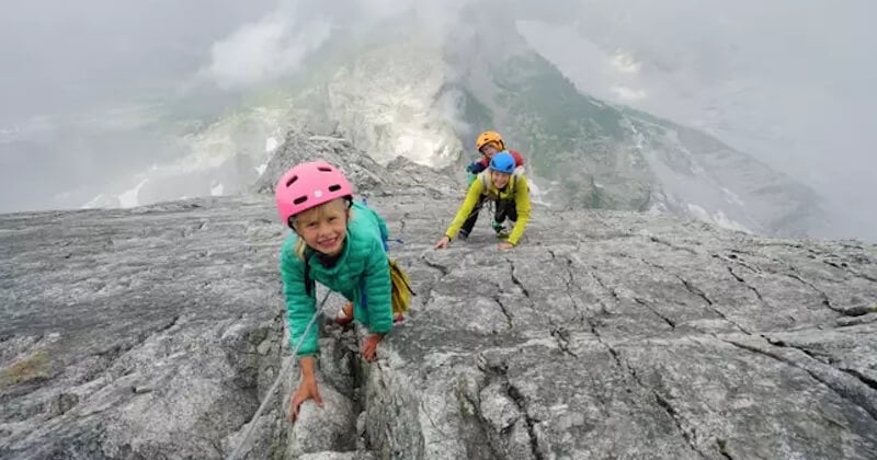 Âgés de 3 et 7 ans, deux enfants deviennent les plus jeunes personnes à gravir la montagne Piz Badile, dans les Alpes