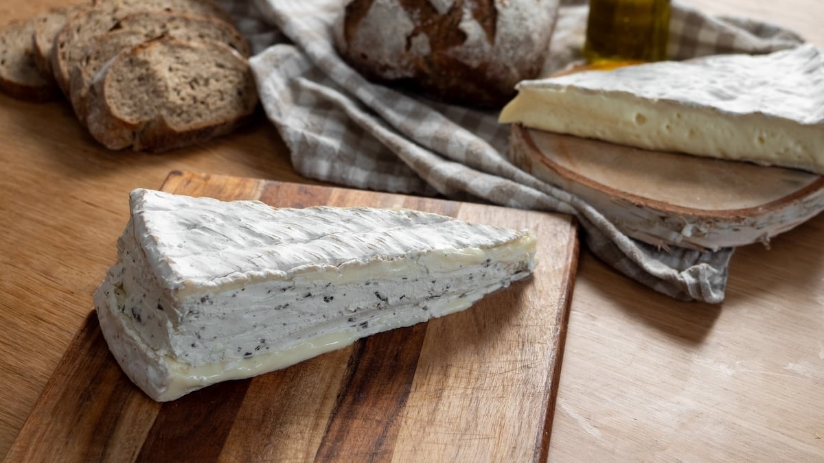 Ce brie à la truffe est LA recette ultime pour un apéro réussi (et c'est trop facile à faire) !