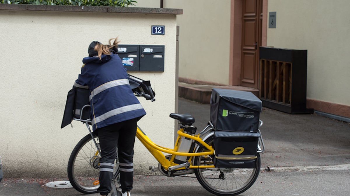 Ils ne reçoivent plus leur courrier... puis découvrent ce qu'en fait la factrice