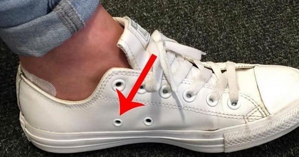 Voilà pourquoi nos Converse ont deux petits trous sur les côtés... Et cela pourrait vous être utile de savoir ça