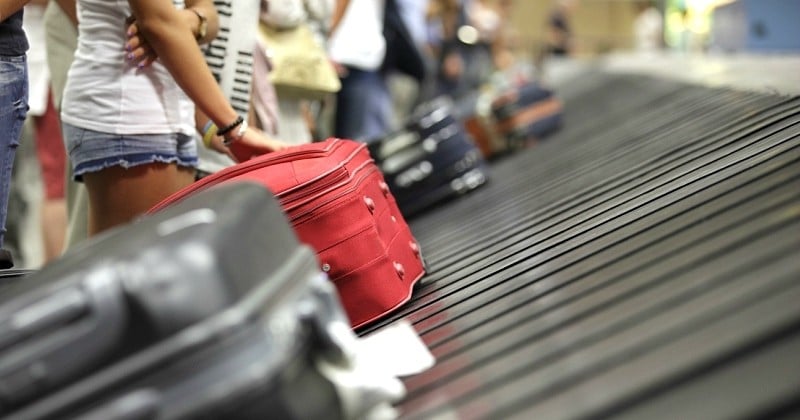 Coller un autocollant fragile à sa valise