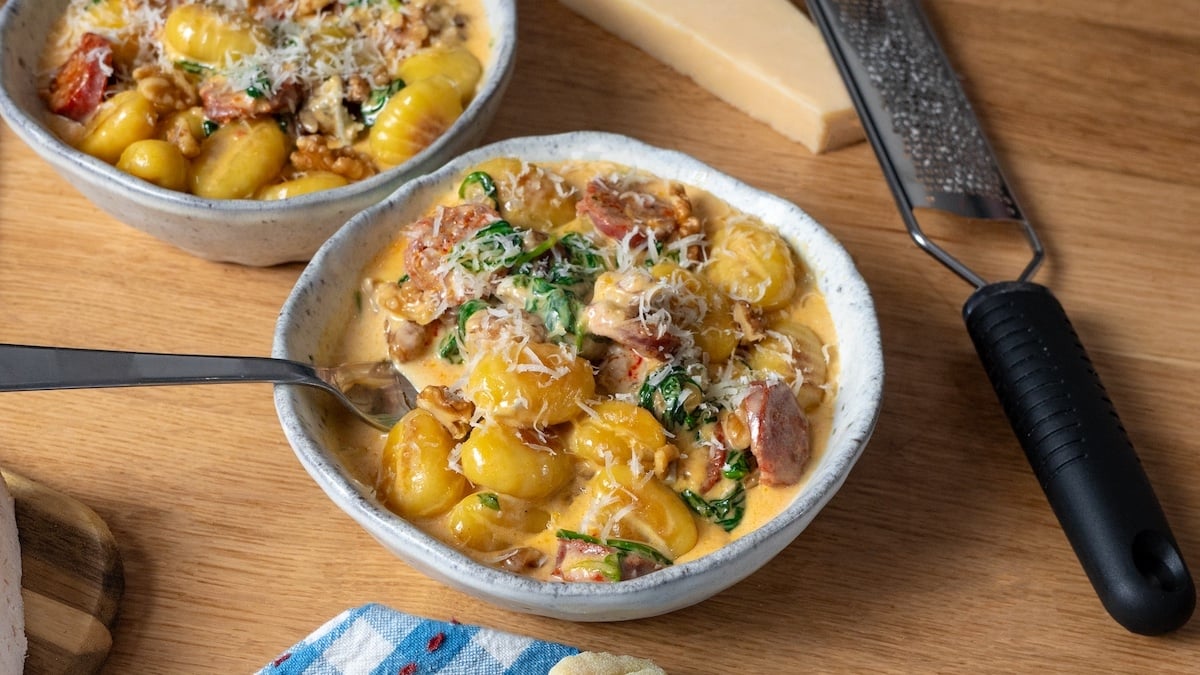Fondez de gourmandise pour les gnocchis au gorgonzola, chorizo et épinards, une recette qui a du caractère !